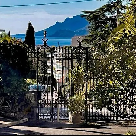 Magnifique Et Grand Studio, Piscine, Parking, Tres Calme De Standing
